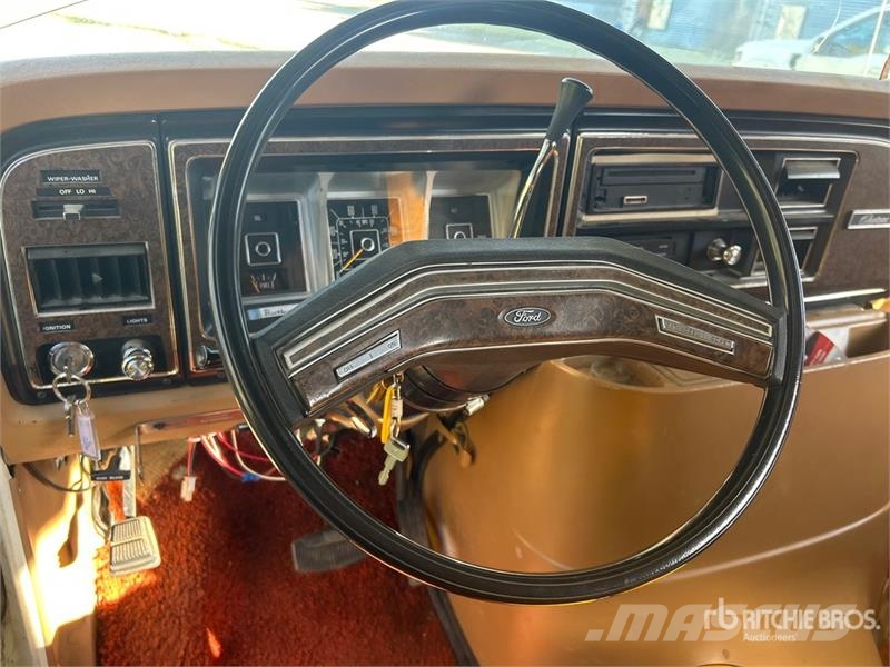 Ford Travelaire Motor Home المنازل المتنقلة والكرافانات