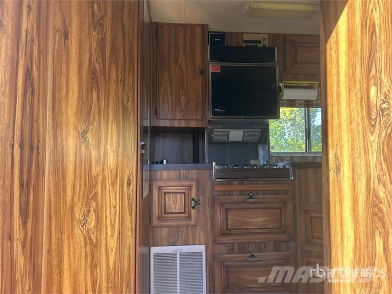 Ford Travelaire Motor Home المنازل المتنقلة والكرافانات