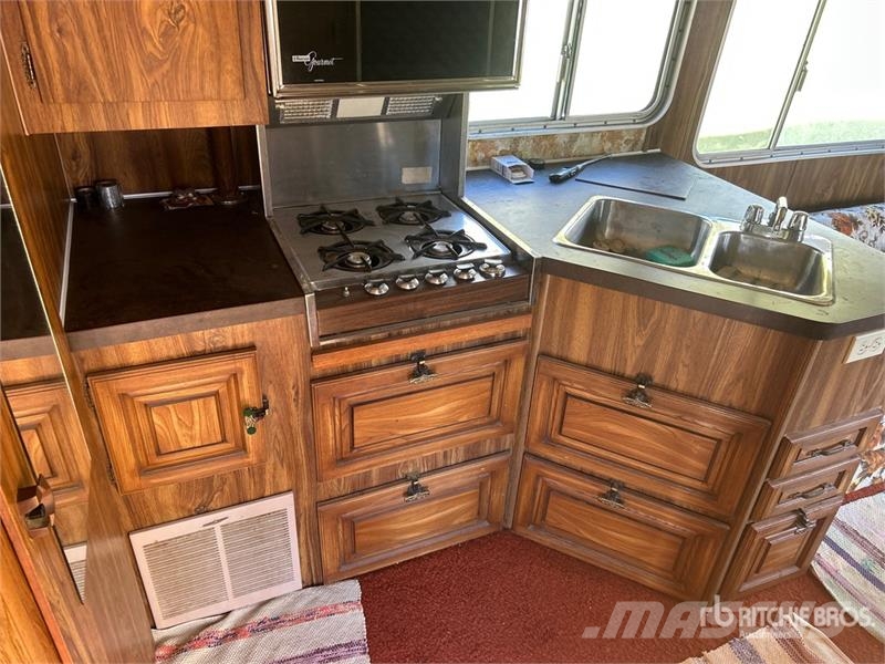 Ford Travelaire Motor Home المنازل المتنقلة والكرافانات