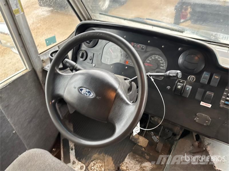 Ford Utilimaster 4x2 Step Van Dobozos