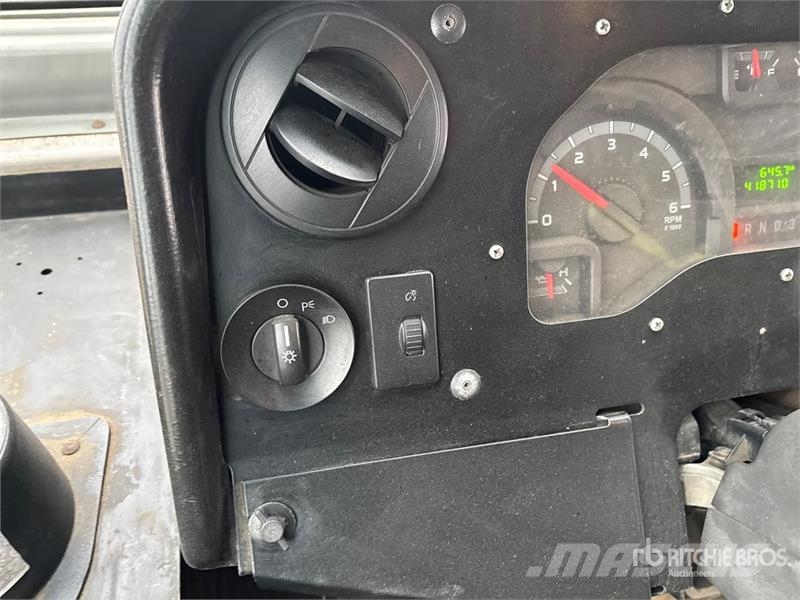 Ford Utilimaster 4x2 Step Van Dobozos