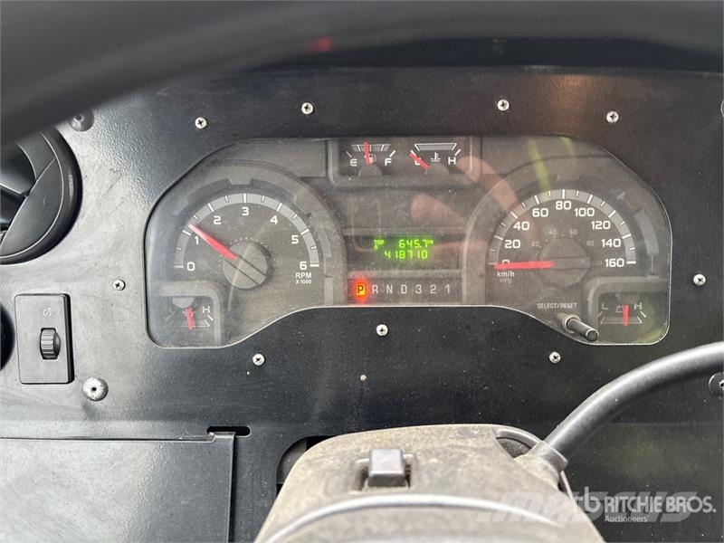 Ford Utilimaster 4x2 Step Van Dobozos