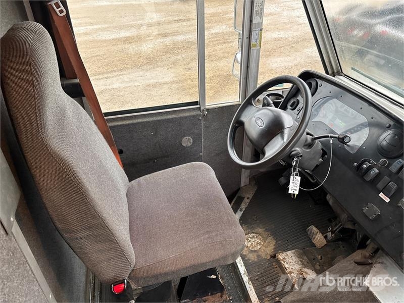 Ford Utilimaster 4x2 Step Van Dobozos