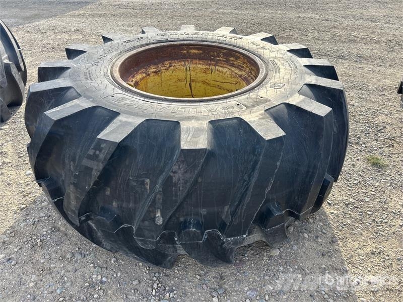 Forestar 30.5L-32 Tires (Unused) - Fits 748 Gume, točkovi i felne