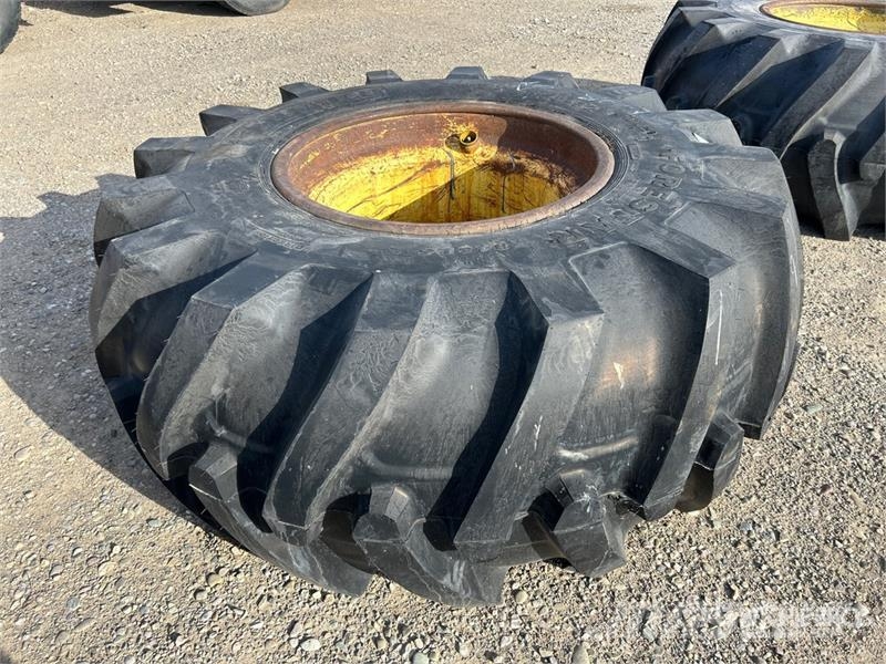 Forestar 30.5L-32 Tires (Unused) - Fits 748 Gume, točkovi i felne
