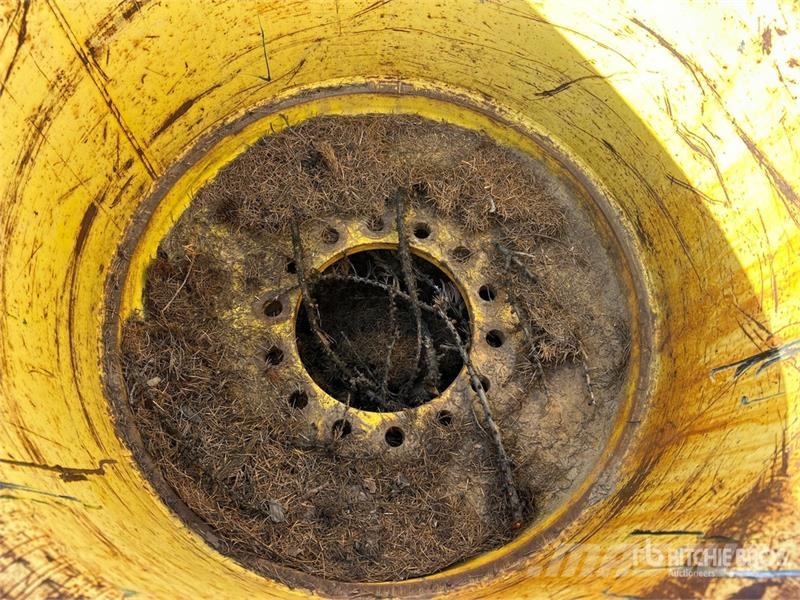 Forestar 30.5L-32 Tires (Unused) - Fits 748 Gume, točkovi i felne