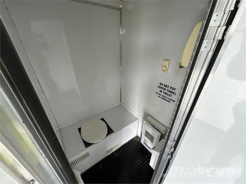 Forks RV 20 ft x 8 ft 6 in T/A Combo Unit Portable Drugi deli