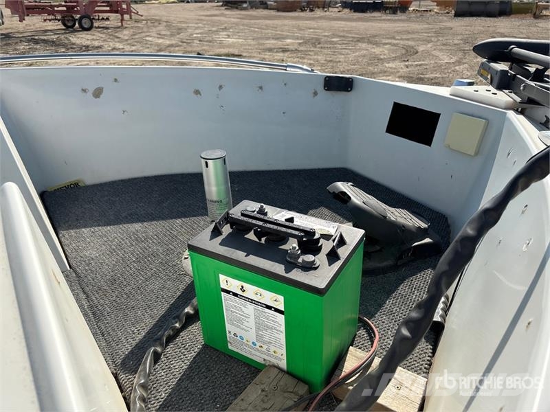  Four Winns 160 Freedom 16 ft Fishing Boat Земснаряды / баржи