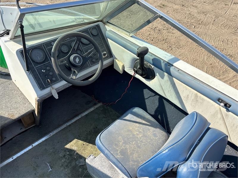  Four Winns 160 Freedom 16 ft Fishing Boat Земснаряды / баржи