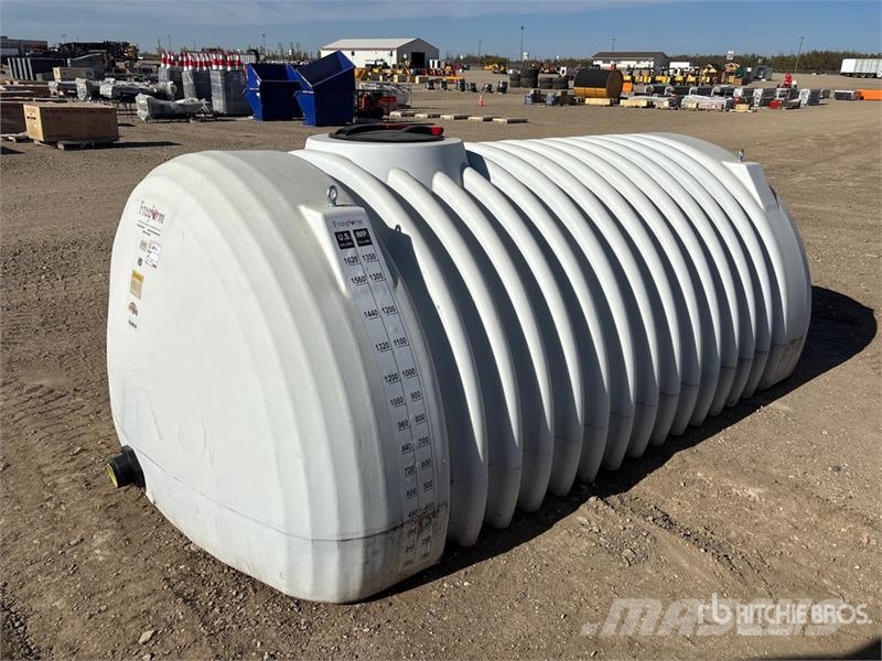 Free Form 1350 gal Poly Heavy Duty Gen II Low Prof Kraftstoff- und Zusatzstoffbehälter