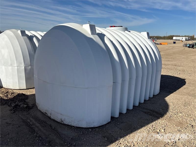 Free Form 2650 gal Poly Heavy Duty Gen II Low Prof Üzemanyag- és adaléktartályok