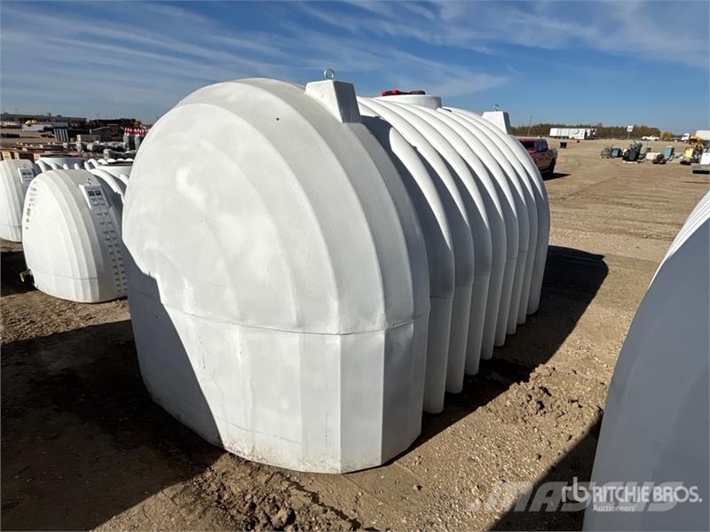Free Form 2650 gal Poly Heavy Duty Gen II Low Prof Üzemanyag- és adaléktartályok