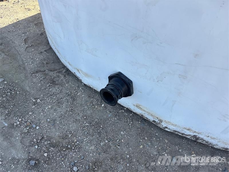 Free Form 2650 gal Poly Heavy Duty Gen II Low Prof Üzemanyag- és adaléktartályok