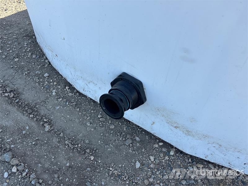 Free Form 2650 gal Poly Heavy Duty Gen II Low Prof Üzemanyag- és adaléktartályok