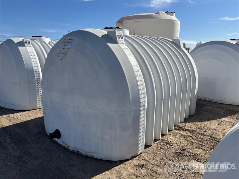 Free Form 2650 gal Poly Heavy Duty Gen II Low Prof Üzemanyag- és adaléktartályok
