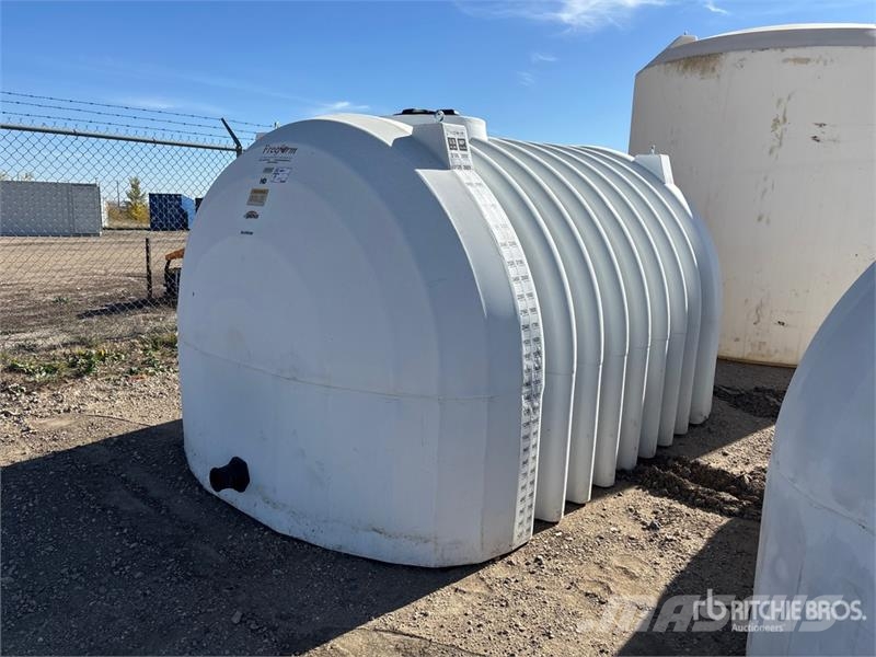 Free Form 2650 gal Poly Heavy Duty Gen II Low Prof Üzemanyag- és adaléktartályok