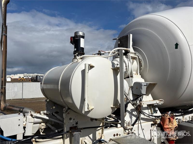 Freightliner 114 SD 10x6 Twin-Steer Mixer Truck شاحنات خرسانة