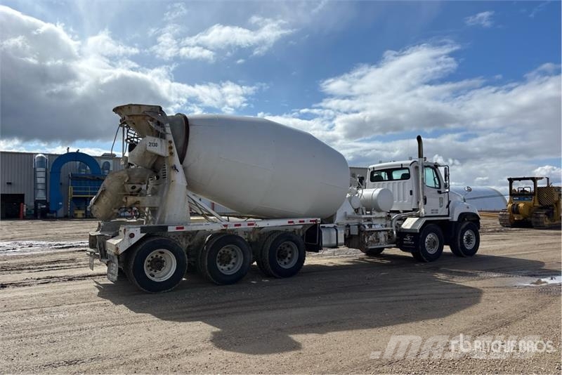 Freightliner 114 SD 10x6 Twin-Steer Mixer Truck شاحنات خرسانة