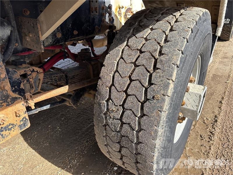 Freightliner 114 SD 10x6 Twin-Steer Mixer Truck شاحنات خرسانة