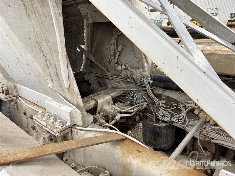 Freightliner 114 SD 10x6 Twin-Steer Mixer Truck شاحنات خرسانة