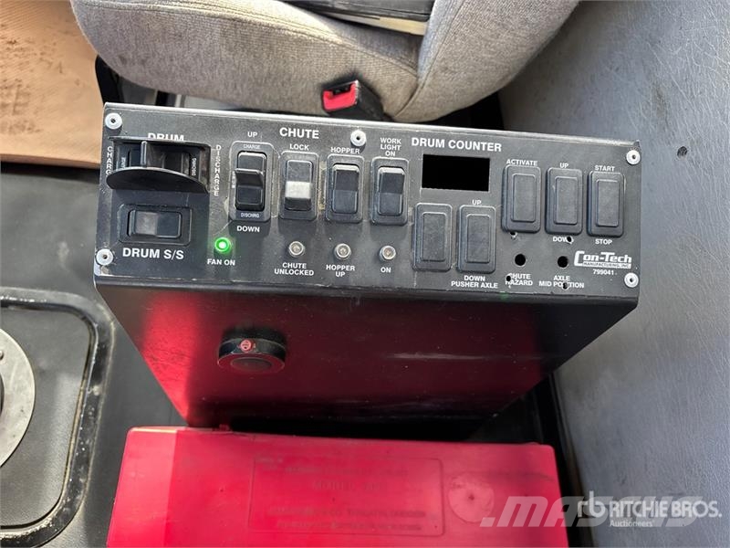 Freightliner 114 SD 10x6 Twin-Steer Mixer Truck شاحنات خرسانة