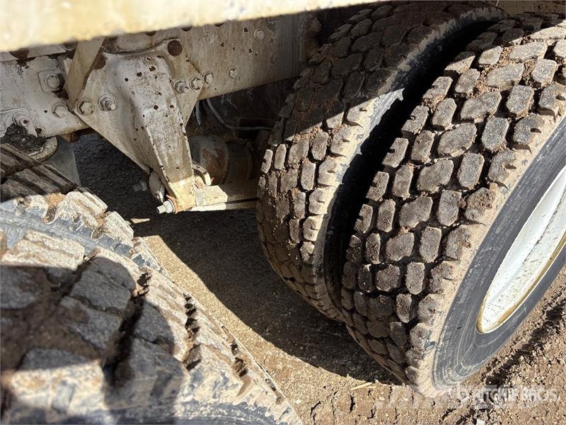Freightliner 114 SD 10x6 Twin-Steer Mixer Truck شاحنات خرسانة