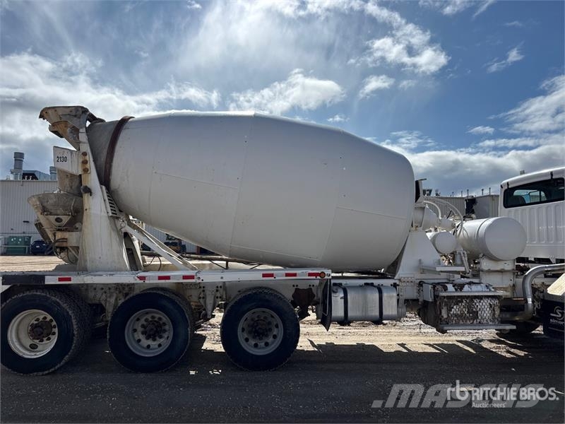 Freightliner 114 SD 10x6 Twin-Steer Mixer Truck شاحنات خرسانة