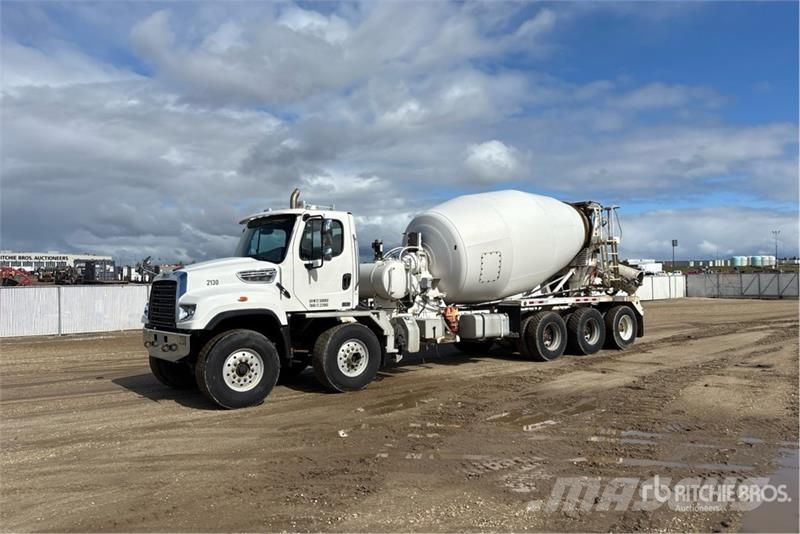 Freightliner 114 SD 10x6 Twin-Steer Mixer Truck شاحنات خرسانة