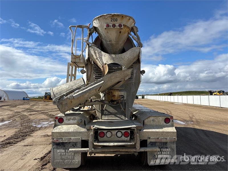 Freightliner 114 SD 10x6 Twin-Steer Mixer Truck شاحنات خرسانة