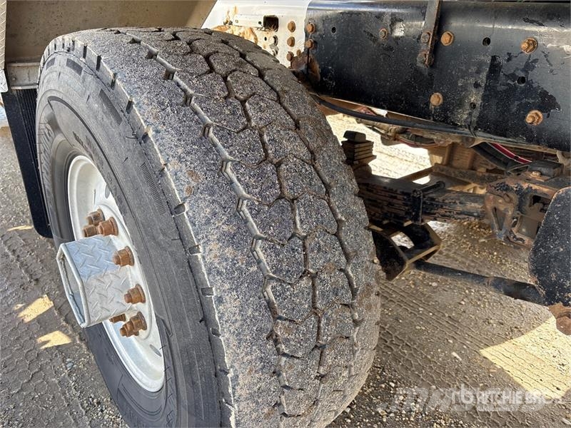 Freightliner 114 SD 10x6 Twin-Steer Mixer Truck شاحنات خرسانة