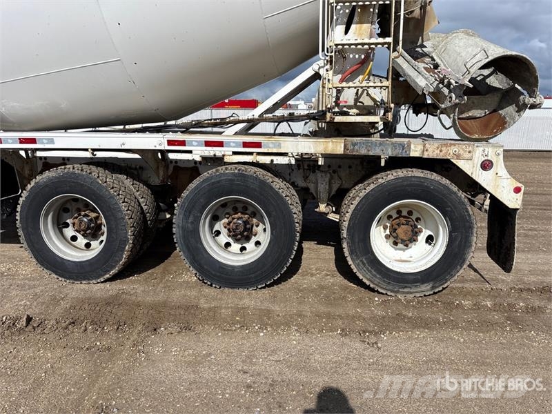 Freightliner 114 SD 10x6 Twin-Steer Mixer Truck شاحنات خرسانة