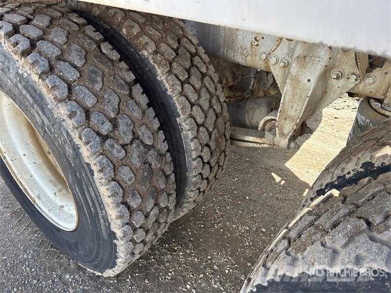 Freightliner 114 SD 10x6 Twin-Steer Mixer Truck شاحنات خرسانة