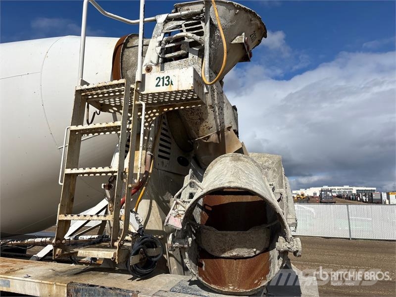 Freightliner 114 SD 10x6 Twin-Steer Mixer Truck شاحنات خرسانة