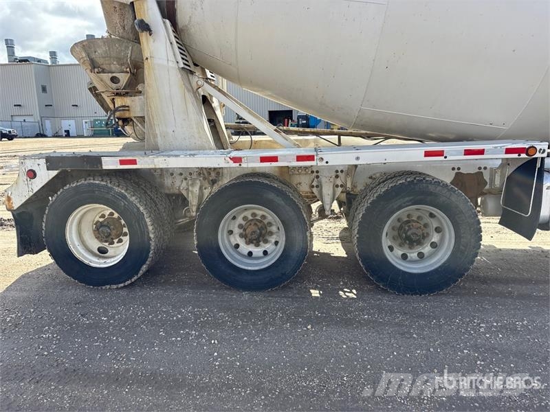 Freightliner 114 SD 10x6 Twin-Steer Mixer Truck شاحنات خرسانة