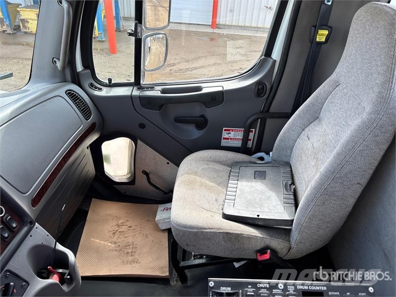 Freightliner 114 SD 10x6 Twin-Steer Mixer Truck شاحنات خرسانة