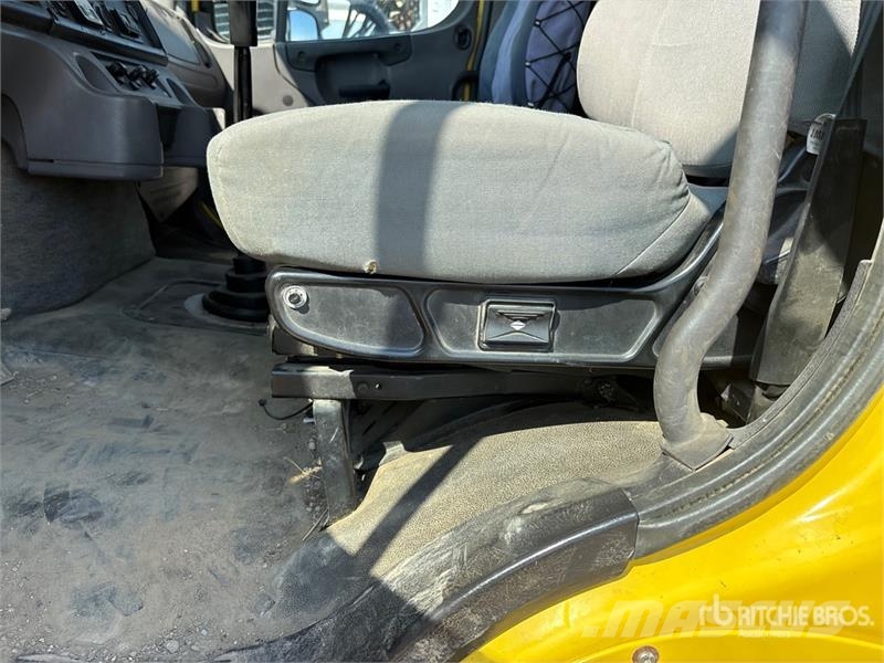 Freightliner 114SD 6x4 Cab and Chassis 캐빈 및 인테리어