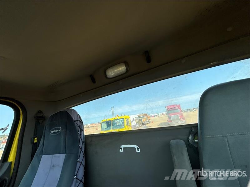 Freightliner 114SD 6x4 Cab and Chassis 캐빈 및 인테리어