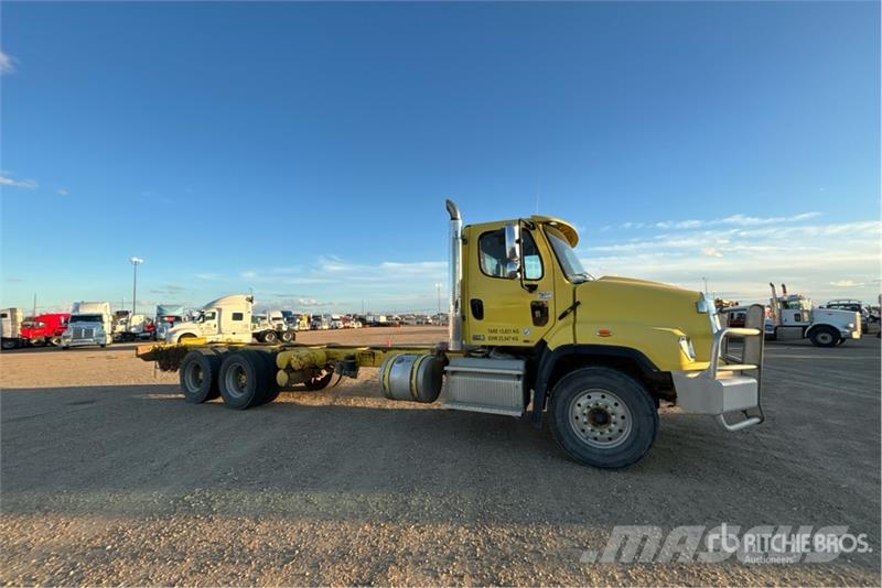 Freightliner 114SD 6x4 Cab and Chassis Cabinas