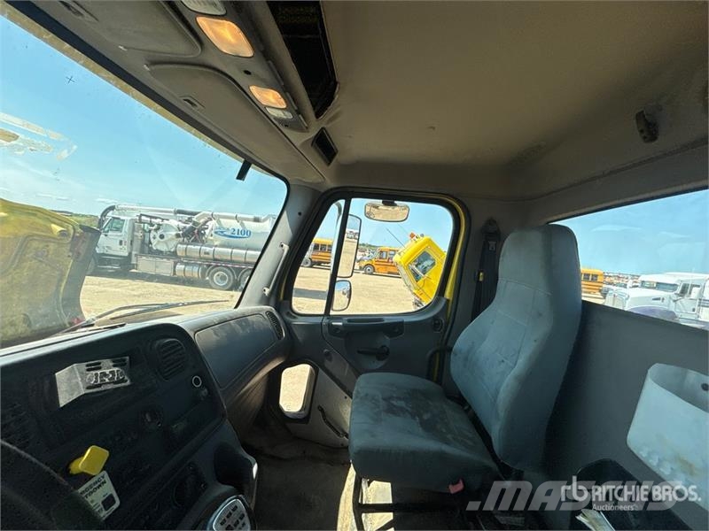 Freightliner 114SD 6x4 Cab and Chassis 캐빈 및 인테리어