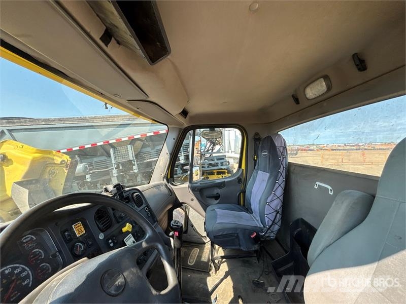 Freightliner 114SD 6x4 Cab and Chassis 캐빈 및 인테리어