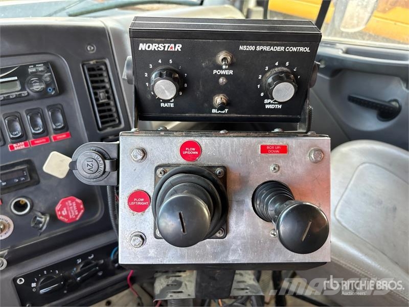 Freightliner 114SD 6x4 Snow Plow Truck Комбинированные дорожные машины