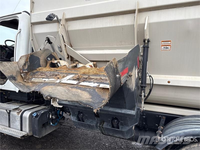 Freightliner 114SD 6x4 Feed Truck Viljaveokid