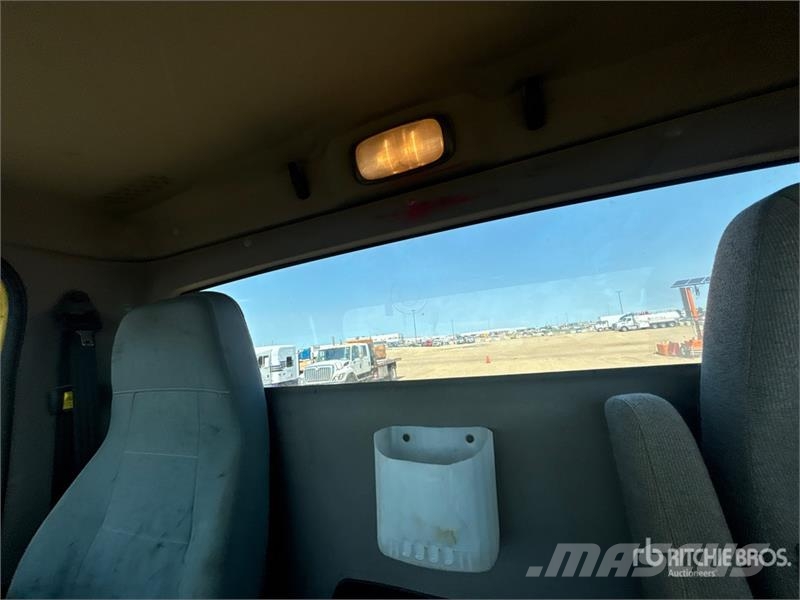 Freightliner 114SD 6x4 Cab and Chassis 캐빈 및 인테리어