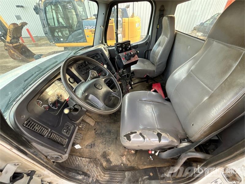 Freightliner 114SD 6x4 Snow Plow Truck Комбинированные дорожные машины