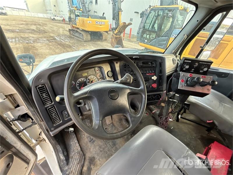 Freightliner 114SD 6x4 Snow Plow Truck Комбинированные дорожные машины
