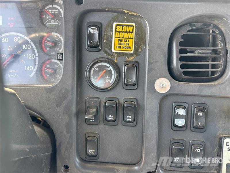 Freightliner 114SD 6x4 Cab and Chassis 캐빈 및 인테리어