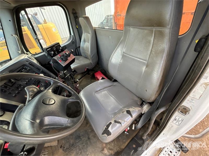 Freightliner 114SD 6x4 Snow Plow Truck Комбинированные дорожные машины