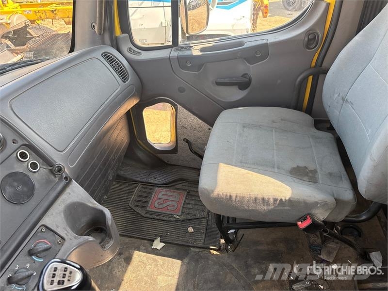 Freightliner 114SD 6x4 Cab and Chassis (Inoperable) 캐빈 및 인테리어