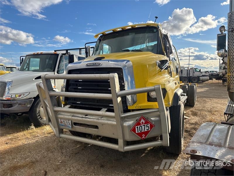 Freightliner 114SD 6x4 Cab and Chassis (Inoperable) Cabinas
