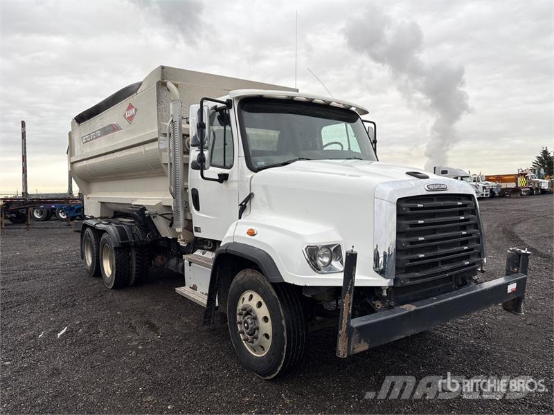 Freightliner 114SD 6x4 Feed Truck Viljaveokid